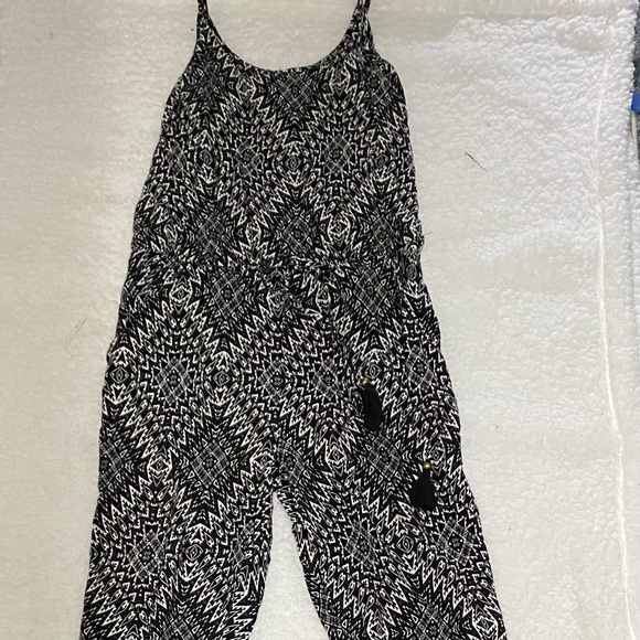 Aeropostale Black and White Pattern Jumpsuit size - XSMALL - Picture 3 of 4